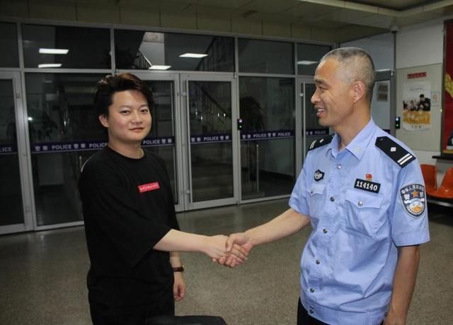  民警|笔记本电脑随手放在路边 民警急寻失主