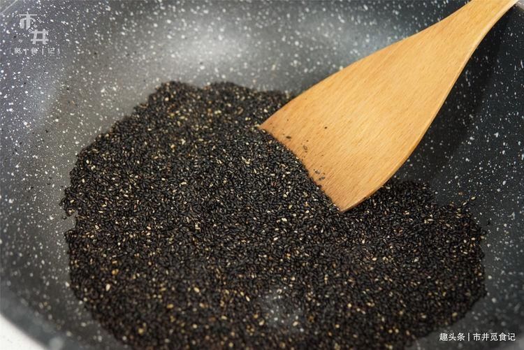  蜂蜜|1碗黑芝麻，3勺蜂蜜，搓一搓做“黑芝麻丸”，1元1颗，头发黑又亮