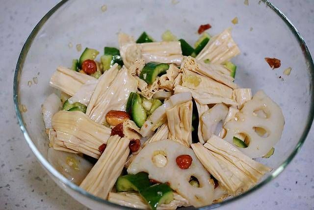  不了|这个菜降火气还清肺热，三色搭配口感清爽又好看，天热餐桌缺不了