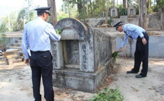  手雷|26年前他倒在毒贩手雷下，如今三个儿子都穿上了警服……