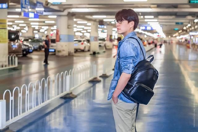 戴眼镜|戴眼镜的靳东更有味道，一身休闲装像大学学长，哪像44岁的人？