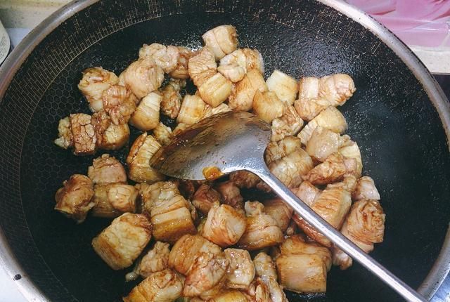 加料酒|做红烧肉时,加料酒煮肉是大忌,多加这2样,肉质软烂不油腻