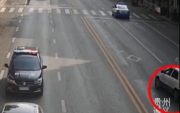  合力|惊心动魄30秒！外卖小哥被卷车底，众人合力抬车救人