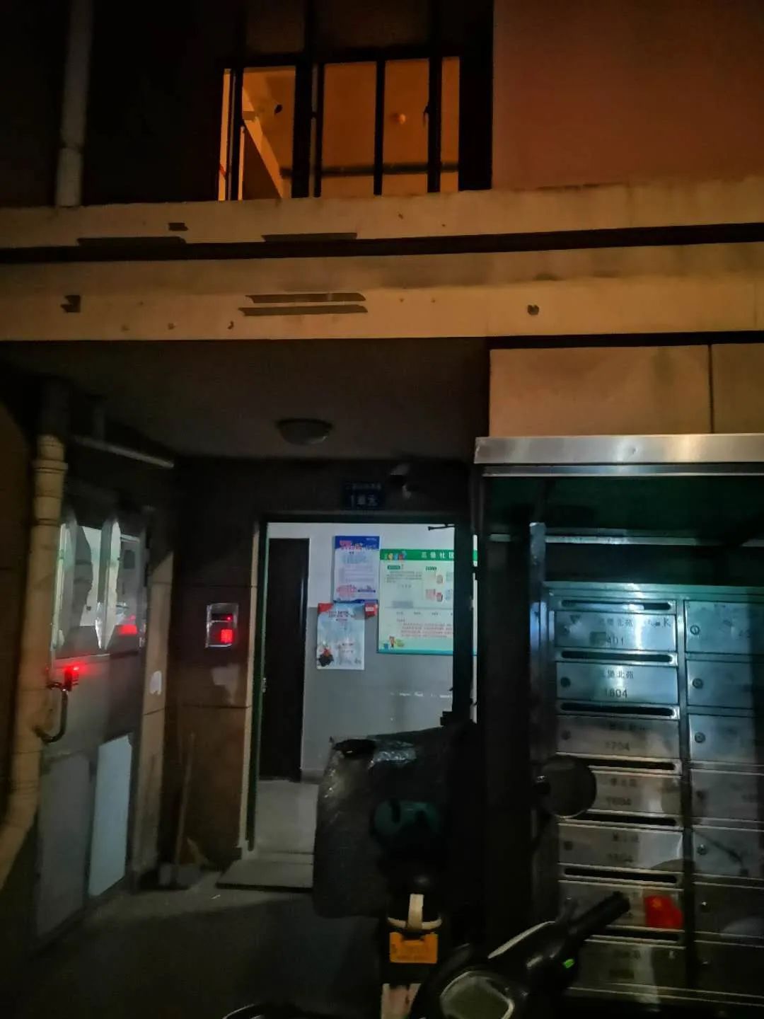  嚎啕大哭|探访杭州失踪女子住所：家属蹲在化粪池井盖旁嚎啕大哭