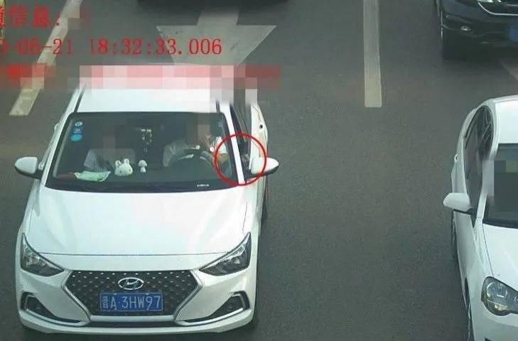  东路|滨河东路上，这位驾驶人开车时将脚伸出窗外，然后.