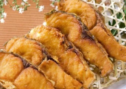 鱼块就|炸鱼块时,不要用淀粉或面粉了,换成“它”,鱼块外酥里嫩更美味