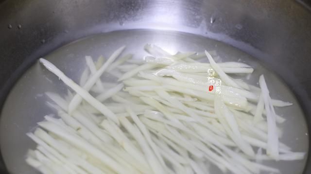  夏天|夏天，我家常吃这碱性食物，素炒花不了几块钱，佐粥拌饭都合适