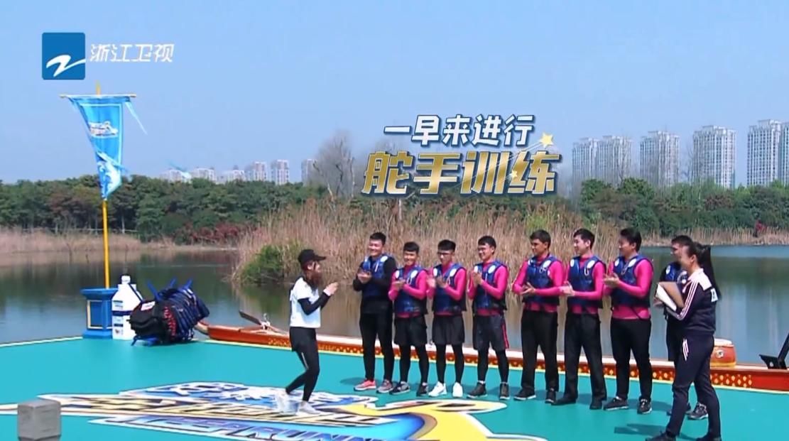  签名|录跑男时baby手受伤，粉丝找她签名，她4字回应，网友：这都行？