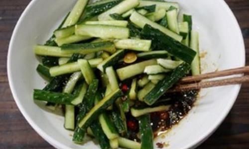  搅拌均匀|腌黄瓜时，腌好的黄瓜“软趴趴”？大厨教你做法，黄瓜脆爽入味