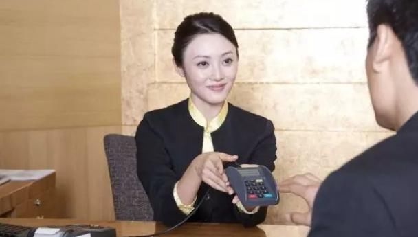  男子|男子酒楼相亲，吃完就溜，媒婆怒骂：回来买单，没风度