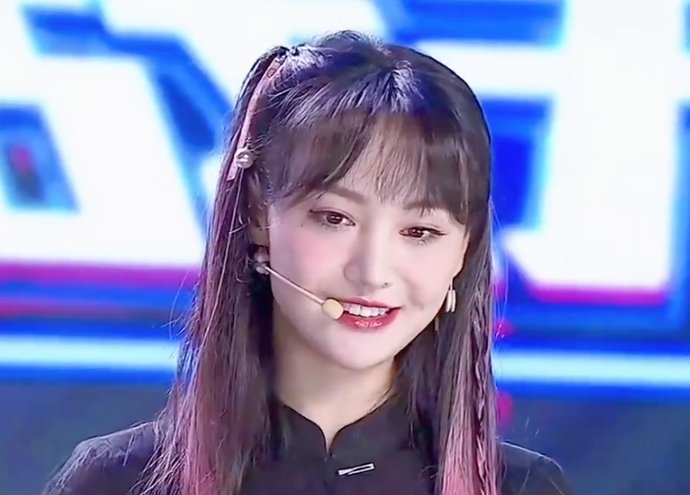  颜值|郑爽参加电竞综艺节目，直播时忘记开美颜，这颜值没看错吧？