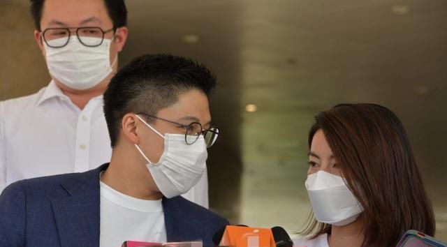  紧扣|三萌娃围餐桌看爸爸直播，郭晶晶助阵霍启刚参选，十指紧扣超恩爱