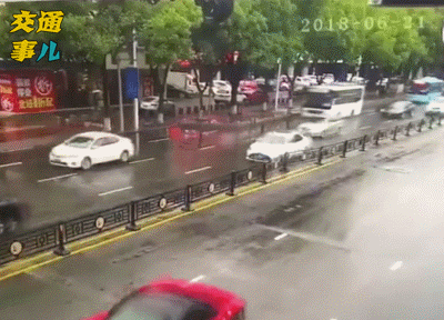  有种|一组动图警示你：有种事故叫做雨天莫“赶路” 侧滑甩尾要人命
