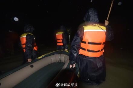 受困|火速集结！海军出动连夜转移洪水受困群众