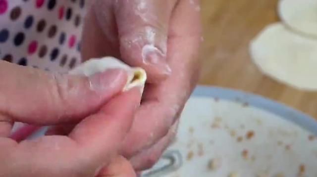  好吃|洋葱别凉拌，学会这种吃法，鲜香味美又多汁，出锅比包子好吃！