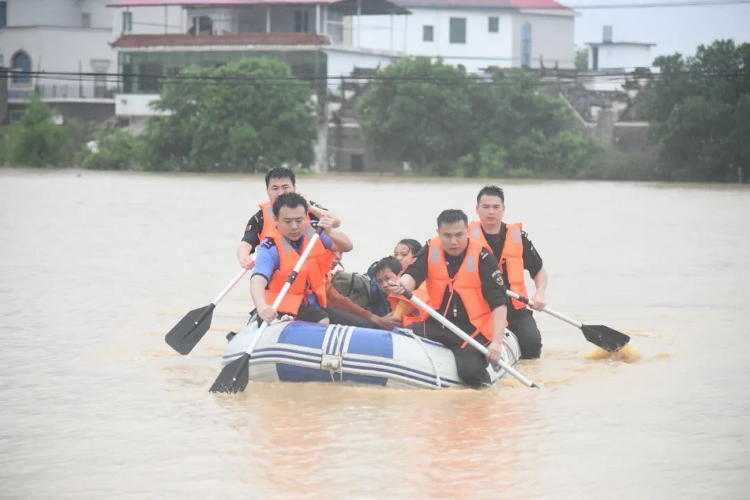 向雨而行！江西多地民辅警迎战洪水