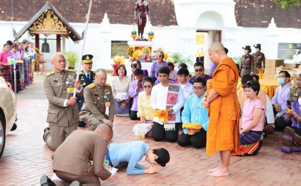 泰国|泰国国王有福气，王后和贵妃不再争风吃醋，齐心协力辅助他