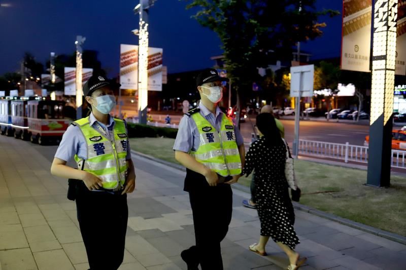 警察|闵行警察夏季勤务模式开启！居民阿姨说：他们一出来，小偷小摸都不敢出来啦