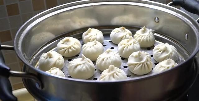  多汁|教你在家做小笼包！调馅不用一粒盐，鲜嫩多汁，真是太解馋了！