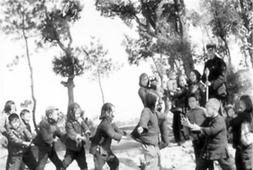  打渔|9张100年前农村的老照片，图3的人打渔后回家，图8是下乡的贵妇人