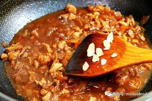 厨房|【魔多厨房】午餐系列:洋葱卤肉+圆白菜炒菜花+三色糙米