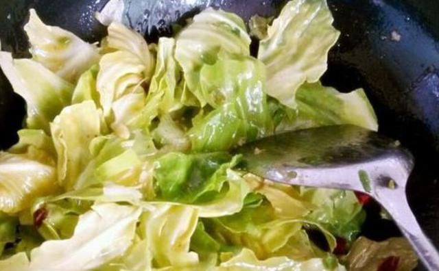  流失|包菜不能直接放油炒，教你正确做法，包菜脆嫩入味，营养不流失