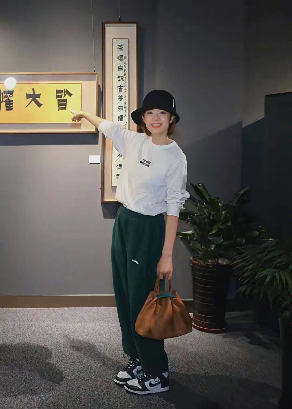 孙俪|孙俪参加书法展，穿休闲衣服搭运动鞋，打扮随意但不影响气质！