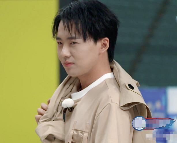  杀青|《奔跑吧》晒杀青合照，杨颖依旧是C位，蔡徐坤的位置却让人心疼