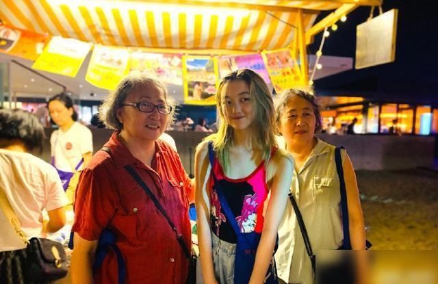 接地|李嫣太接地气了，一头金发现身街头摆地摊，路人纷纷上前合影留念