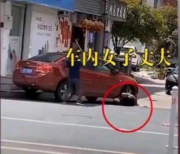 棍棒|男子带岳父和大舅子捉奸，手持棍棒围殴情夫，却反遭情夫开车碾腿