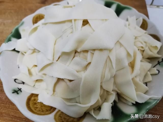  家用|美食小妙招：在家用饺子皮制作油泼面，做法简单，非常好吃