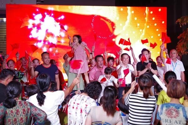 三亚市|三亚市天涯小镇居民游客共庆“双节”唱响“我和我的祖国”