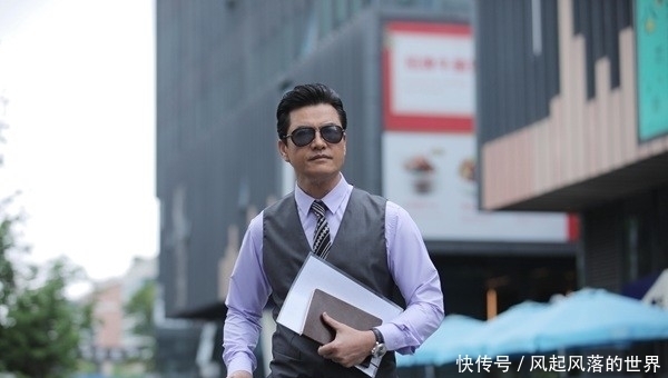 不经意|65岁吕良伟成功转型B站实习生 面试间隙不经意小动作引热议