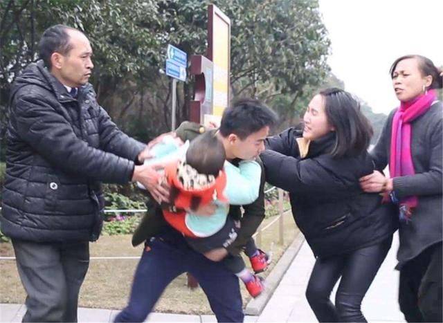  女儿|3岁女儿商场跟爸妈走散，1小时后被找回，爸妈却已认不出