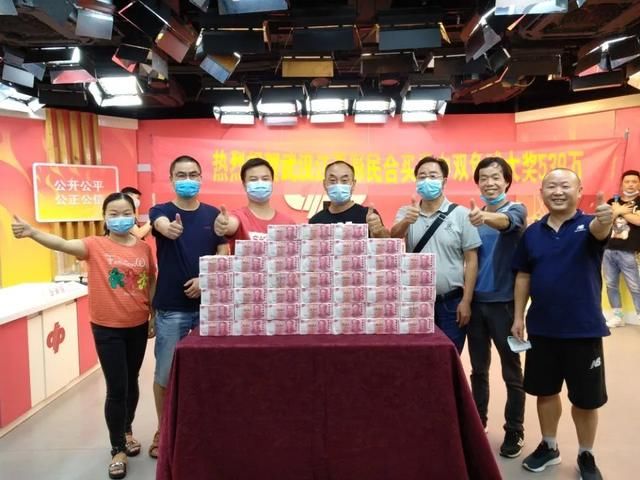 江夏第|武汉彩民合买双色球中539万元大奖，现场又见现金墙