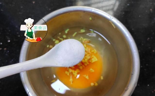  特香|三伏天，遇到此菜别手软，钙是南瓜4倍，煎蛋吃特香，现在正当季