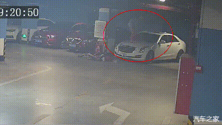  挡风玻璃|女子狂砸9辆汽车，并刻下“男友”姓名！原因竟是……