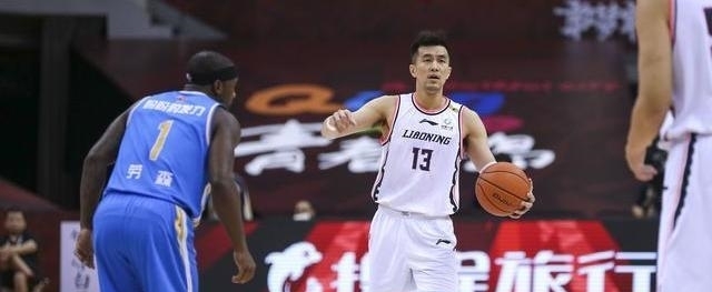 真因|郭艾伦猛踹广告牌真因,疑对队友表现不满,洋帅暴跳杨鸣细心提醒