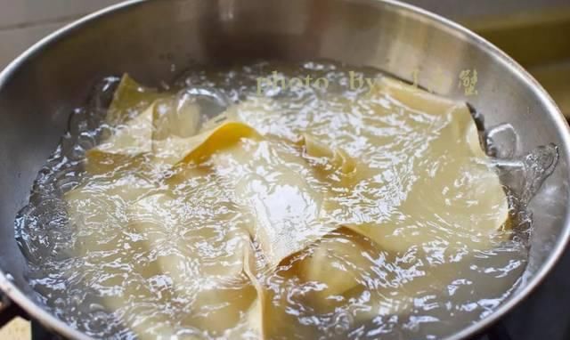  餐馆|简单四步做一个抢手凉菜，十分钟就能搞定，去餐馆吃要二十八