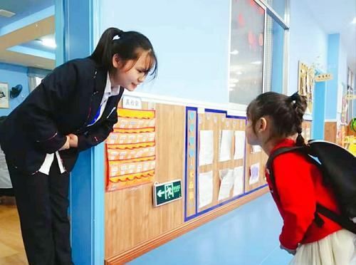 未来|地铁上的一张照片，引众人点赞：你的教养决定孩子未来的高度