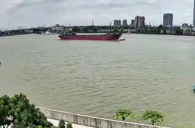  落水|广州莲花山水道小船被撞沉两人落水，一女子获救！救人者讲述经过