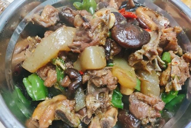 土鸡|土鸡新做法,啤酒鸡,你吃过吗?比啤酒鸭更香,更有嚼劲哟