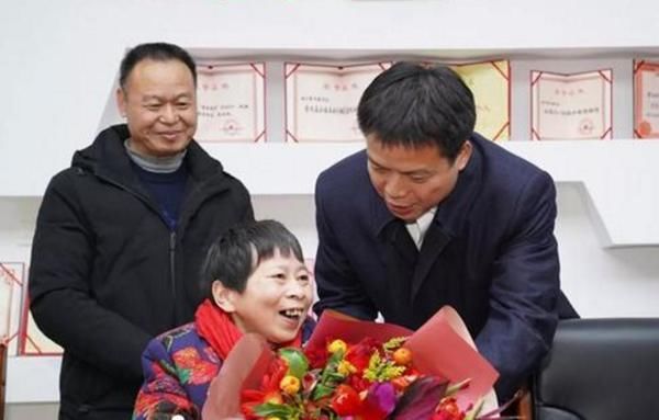 女英雄|女英雄谢芳勇斗歹徒，曾经身中9刀，现状如何？