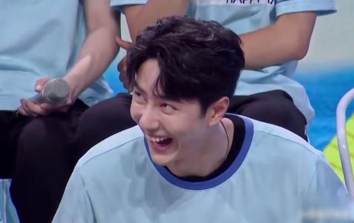  开启|王一博《快本》再次开启笑点！现场失去表情管理，眼角纹意外抢镜