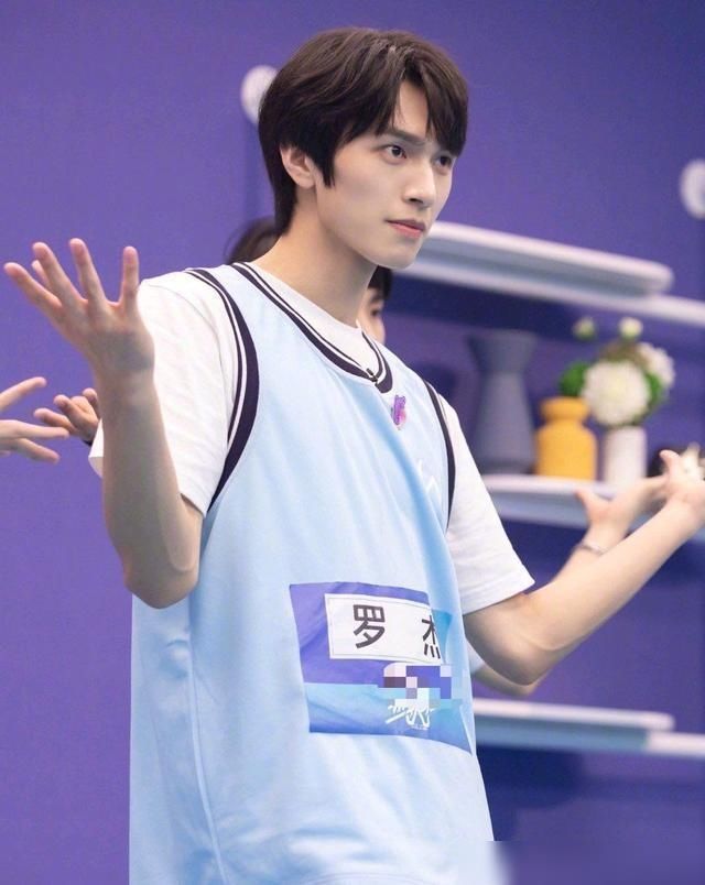  剩下|罗杰因伤退出少年之名，剩下三个大厂男孩目前人气旺