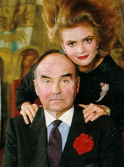 机车|60岁朋克王妃穿长裙骑机车,20岁嫁54岁王子,儿子秃顶颜值成迷