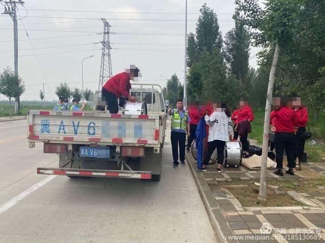  乘载|新乐：轻型货车后车厢乘载13人