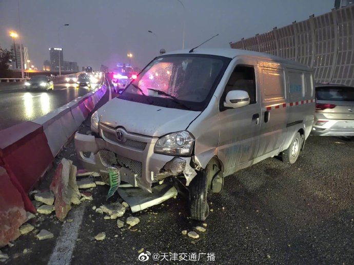  天津|天津 一面包车躲避别车撞水马