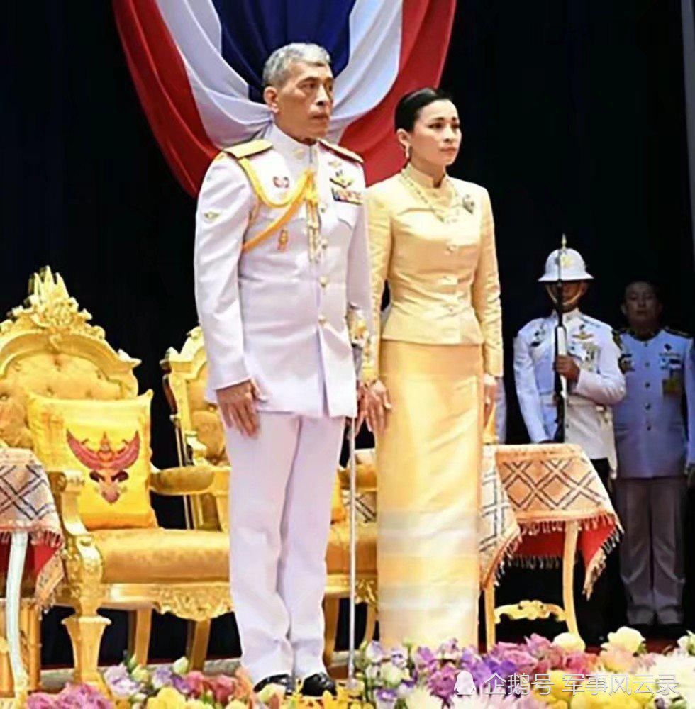  有种|有种“高情商”叫苏提达，68岁泰王起身立马搀扶，牵手王子公主深受认可