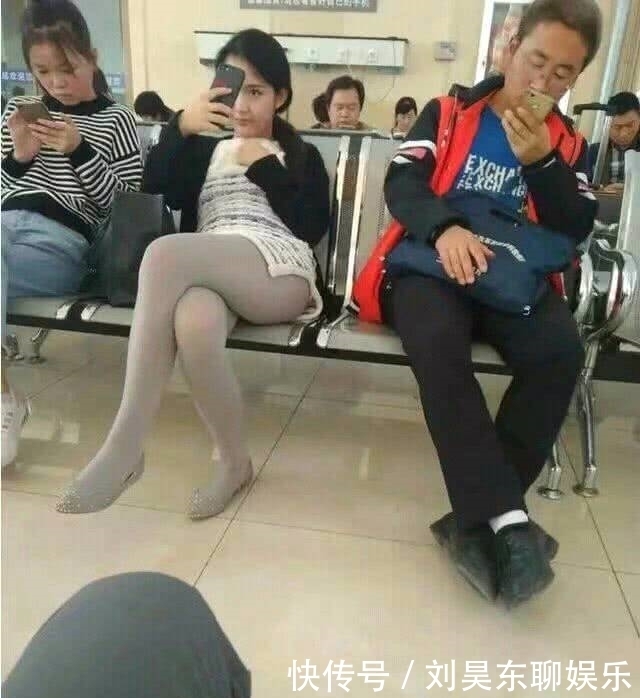 丝袜|妹子,矜持一点,旁边这么多人呢,你穿个丝袜翘个二郎腿不好吧